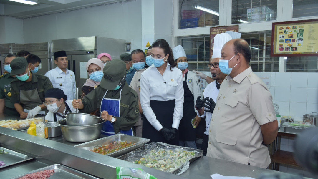 BGN Tanjung Balai dan Menpar Tinjau Praktik Siswa SPPI Batch-3 di Dapur NHI