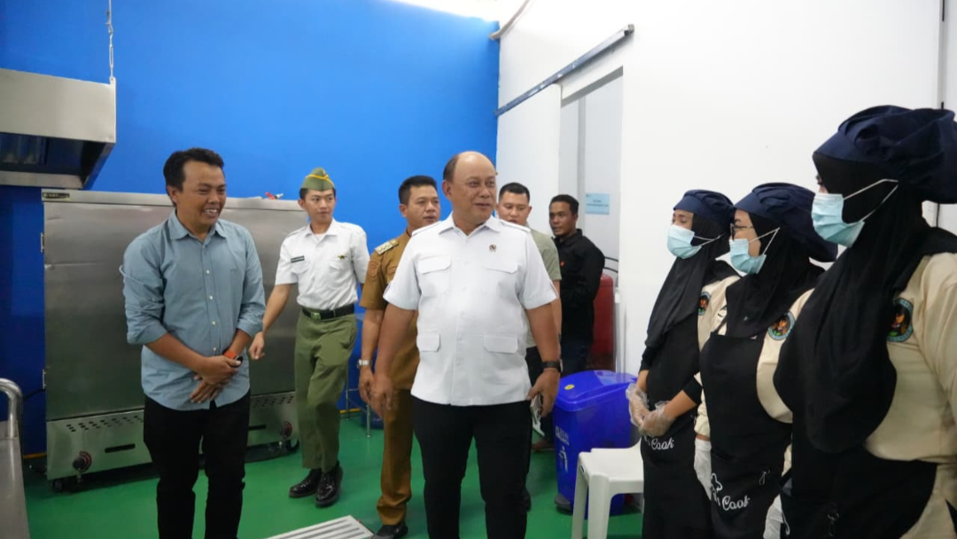 Dorong Ekonomi Rakyat melalui MBG, Kepala BGN Tanjung Balai Pantau SPPG di Bandung